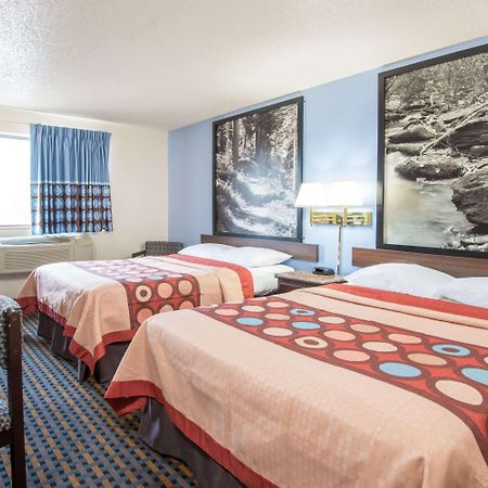 Super 8 By Wyndham New Castle Hotel Exterior photo