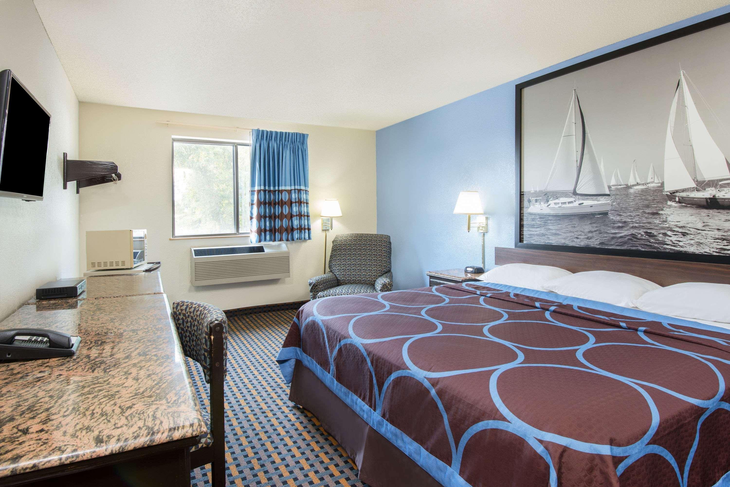 Super 8 By Wyndham New Castle Hotel Exterior photo