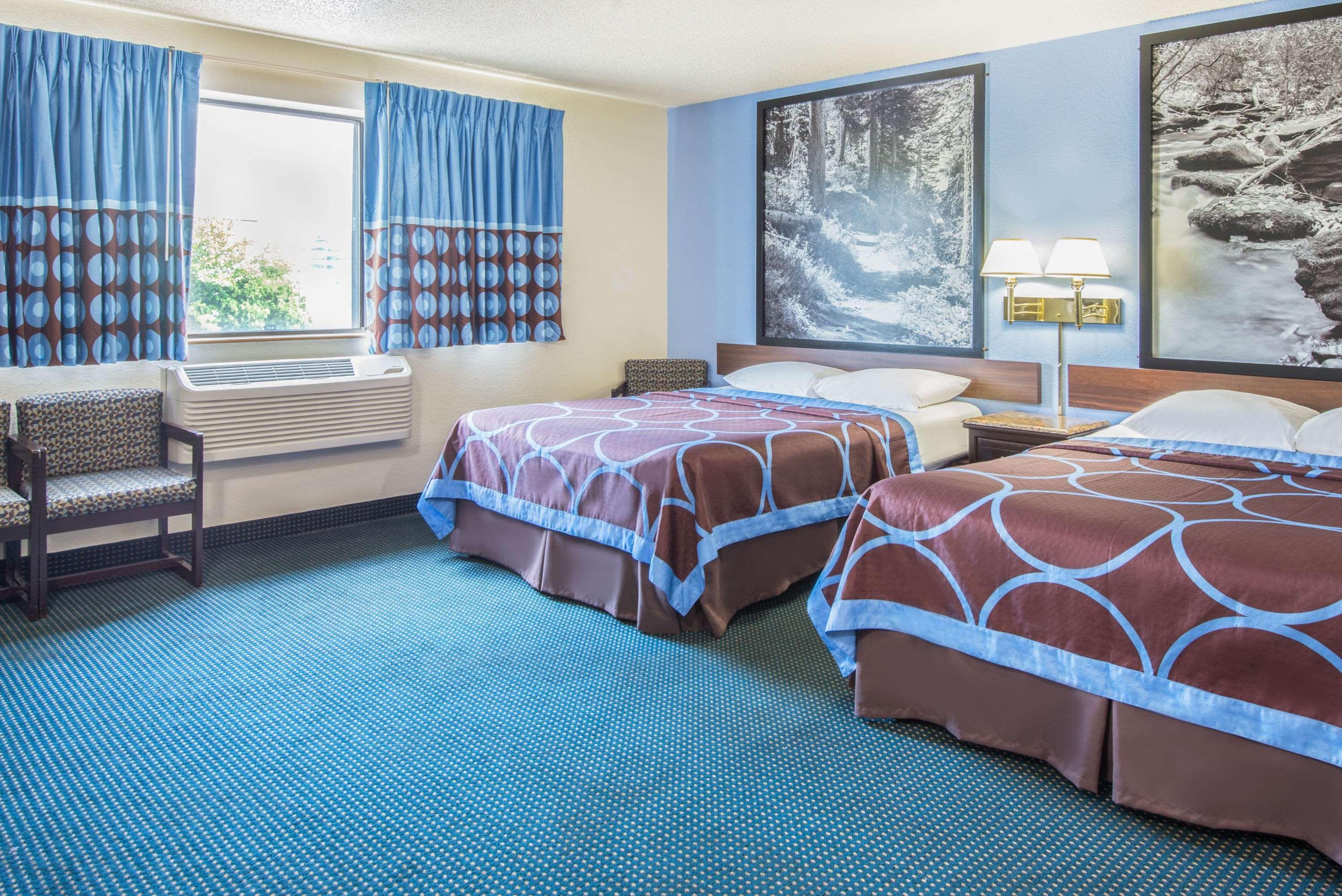 Super 8 By Wyndham New Castle Hotel Exterior photo